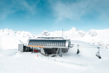 Hüttenkopfbahn am Erlebnisberg Golm | © Golm Silvretta Lünersee Tourismus GmbH Bregenz, Mathaeus Gartner Photovoltaik-Sesselbahn am Erlebnisberg Golm im Montafon von oben fotografiert | © Golm Silvretta Lünersee Tourismus GmbH Bregenz, Mathaeus Gartner