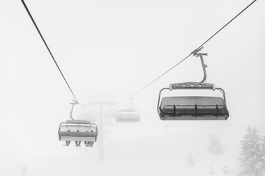 Raetikonbahn am Erlebnisberg Golm im Montafon | © Golm Silvretta Luenersee Tourismus GmbH Bregenz, Christoph Schoech Sesselbahn die gerade durch dichten Nebel fährt | © Golm Silvretta Luenersee Tourismus GmbH Bregenz, Christoph Schoech