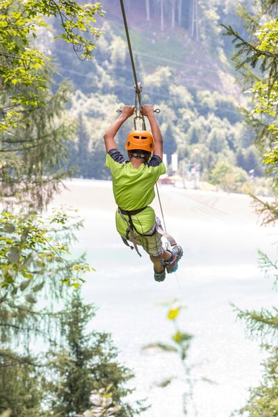 Flying-Fox-Golm in Montafon | © Golm Silvretta Lünersee Tourismus GmbH Bregenz, Stefan Kothner A boy flying over the Latschau reservoir attached to a 565 m long steel cable | © Golm Silvretta Lünersee Tourismus GmbH Bregenz, Stefan Kothner