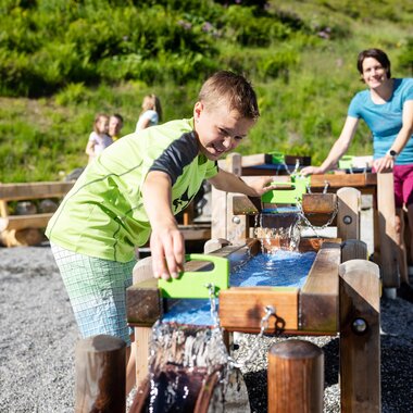 Golmis Forschungspfad at Erlebnisberg Golm | © Golm Silvretta Lünersee Tourismus GmbH Bregenz, Stefan Kothner Mother and son discovering the power of water together while playing water games on Golmis Forschungspfad | © Golm Silvretta Lünersee Tourismus GmbH Bregenz, Stefan Kothner