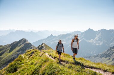 Wandern am Erlebnisberg Golm im Montafon | © Golm Silvretta Lünersee Tourismus GmbH Bregenz, Stefan Kothner Zwei Wanderer die gerade am Erlebnisberg Golm wandern | © Golm Silvretta Lünersee Tourismus GmbH Bregenz, Stefan Kothner