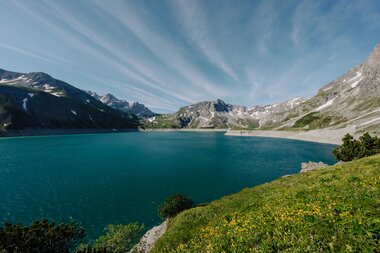 Lünersee im Brandnertal | © Golm Silvretta Lünersee Tourismus GmbH Bregenz, Philipp Schilcher Großer Stausee im Brandnertal umgeben von Bergen | © Golm Silvretta Lünersee Tourismus GmbH Bregenz, Philipp Schilcher